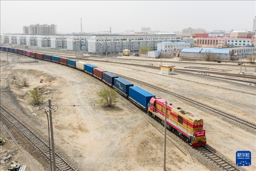 4月21日，中歐班列緩緩駛出二連浩特鐵路口岸（無人機(jī)照片）。 新華社發(fā)（張海峰攝）