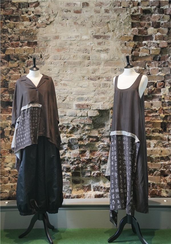 展覽展示的以中國文字為創(chuàng)作靈感的服裝《心經(jīng)》。主辦方供圖
