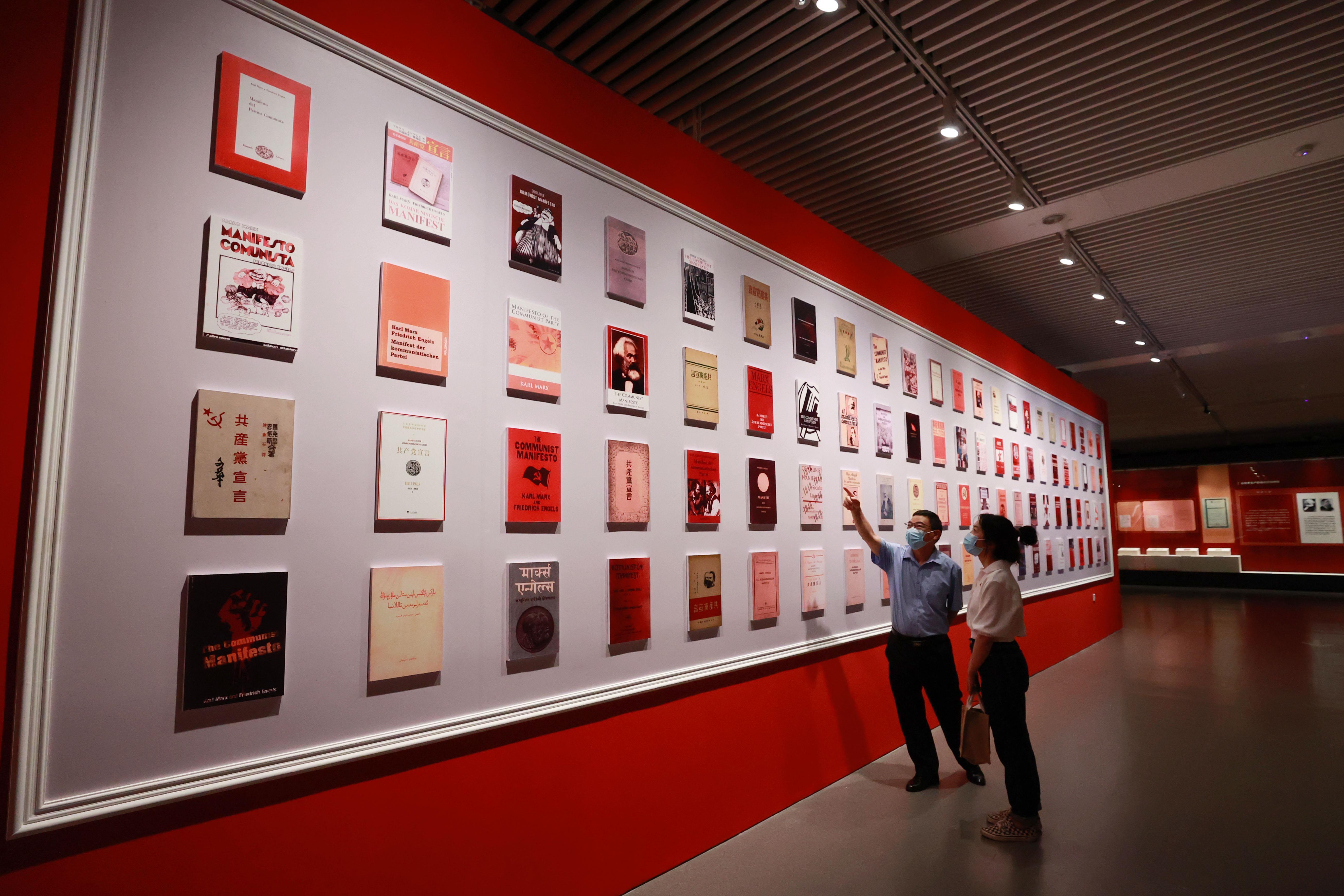 △2021年8月5日，觀眾在國家圖書館觀看不同版本的《共產(chǎn)黨宣言》。