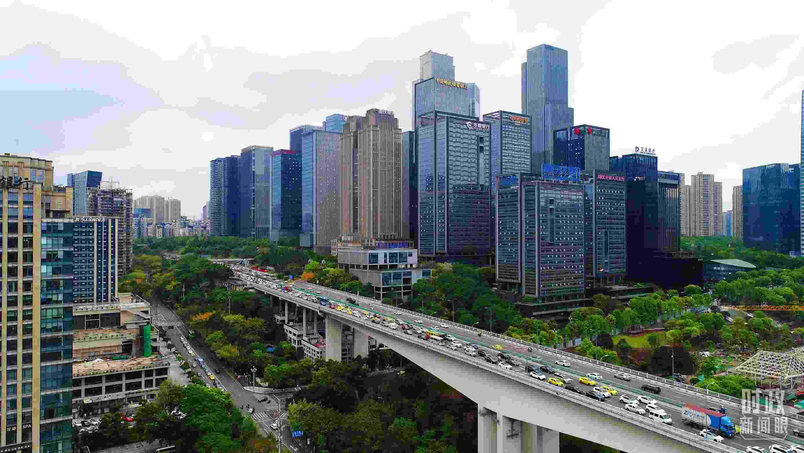 △重慶市數(shù)字化城市運行和治理中心。（總臺記者于濱拍攝）