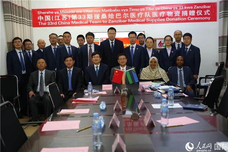 中非雙方代表及醫(yī)療隊(duì)在捐贈(zèng)現(xiàn)場(chǎng)合影。中國(guó)援桑醫(yī)療隊(duì)供圖