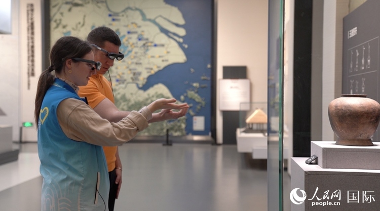 人民網(wǎng)外籍專家在良渚博物院體驗AR眼鏡。人民網(wǎng)記者 袁蒙攝