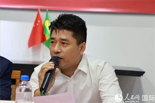 巴西中國(guó)浙江商會(huì)會(huì)長(zhǎng)鄭俠茂在座談會(huì)上致辭。人民網(wǎng)記者 陳海琪攝