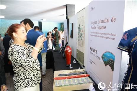 巴西民眾在活動現(xiàn)場在四川非遺前駐足觀看。人民網(wǎng)記者 陳海琪攝