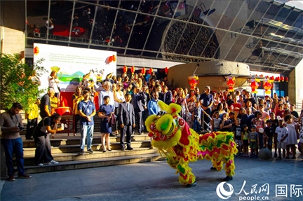 巴西民眾在里約天文館前觀看舞獅表演。四川省文化和旅游廳供圖。