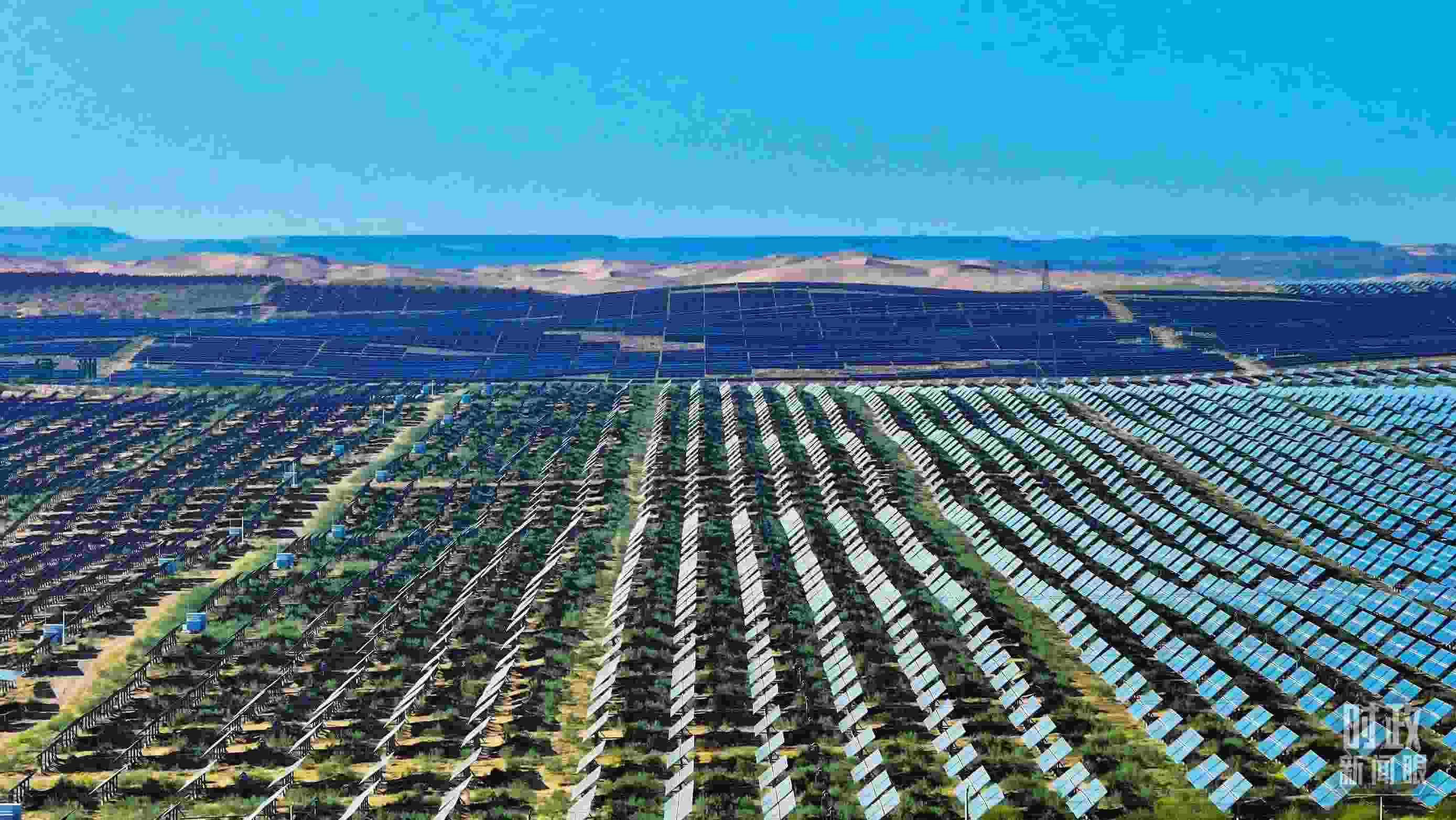 △內(nèi)蒙古鄂爾多斯，庫布其沙漠新能源基地。（圖/視覺中國）