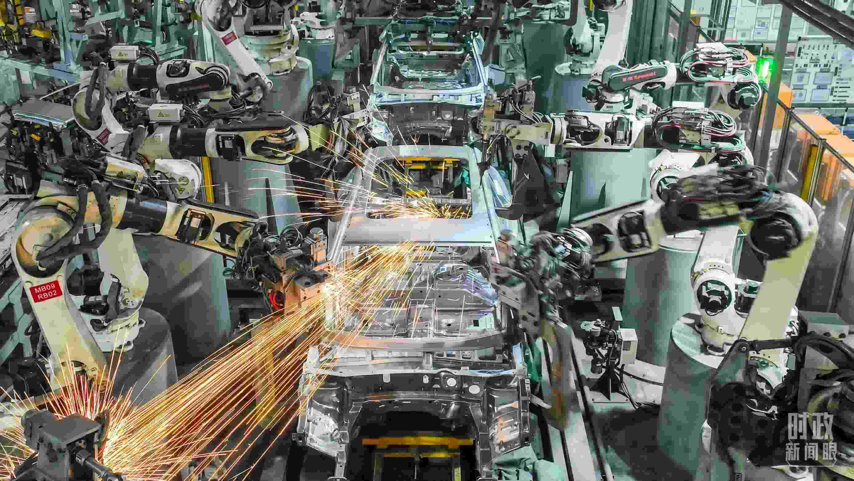  △2024年4月，重慶兩江新區(qū)的一家汽車制造企業(yè)，生產(chǎn)一派繁忙。（圖/視覺中國）
