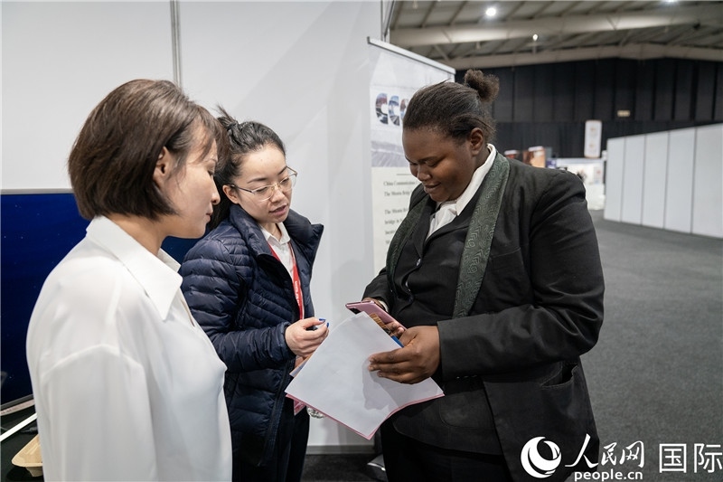 中企工作人員和當(dāng)?shù)厍舐氄呓徽?。希拉茲攝