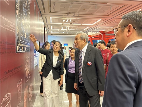 工作人員為泰國(guó)前副總理、泰中文化促進(jìn)委員會(huì)主席披尼講解展覽內(nèi)容。中國(guó)駐泰國(guó)大使館供圖