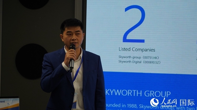 創(chuàng)維南非綠能公司總經(jīng)理倪亮介紹創(chuàng)維的破圈之路。人民網(wǎng) 劉暢攝