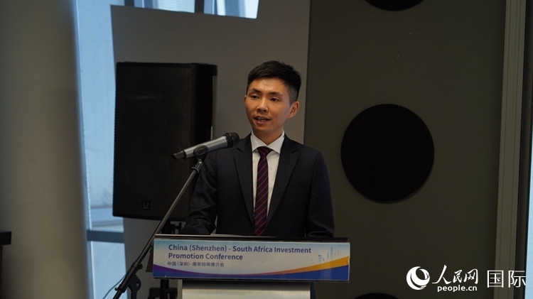 深圳市黃金珠寶首飾行業(yè)協(xié)會(huì)副會(huì)長(zhǎng)李澤鋒介紹深圳市黃金珠寶產(chǎn)業(yè)發(fā)展情況。人民網(wǎng) 劉暢攝