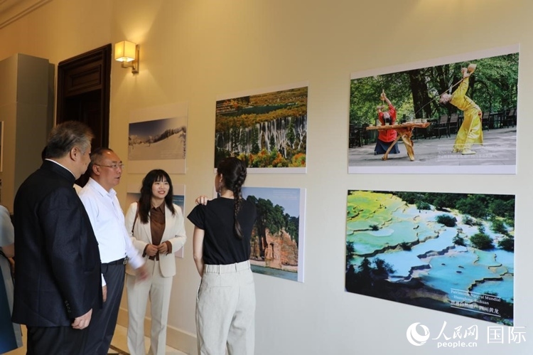 四川省文化和旅游廳副廳長王成平、墨西哥松林文化中心展覽部主任盧西亞·恩里克斯·岡薩雷斯·薩拉維亞、墨西哥中國文化中心主任石岳文參觀圖片展。拍攝者為墨西哥分社外籍雇員埃內(nèi)斯托·多明戈斯