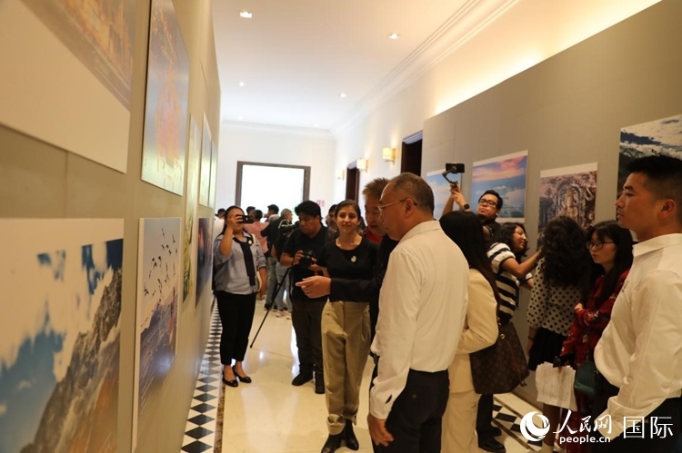 參觀者在圖片展活動現(xiàn)場。拍攝者為墨西哥分社外籍雇員埃內(nèi)斯托·多明戈斯