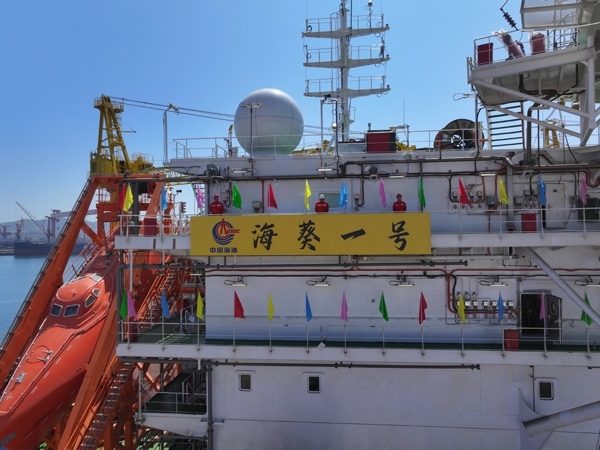 亞洲首艘圓筒型FPSO“?？惶?hào)”建造完工。韓慶攝