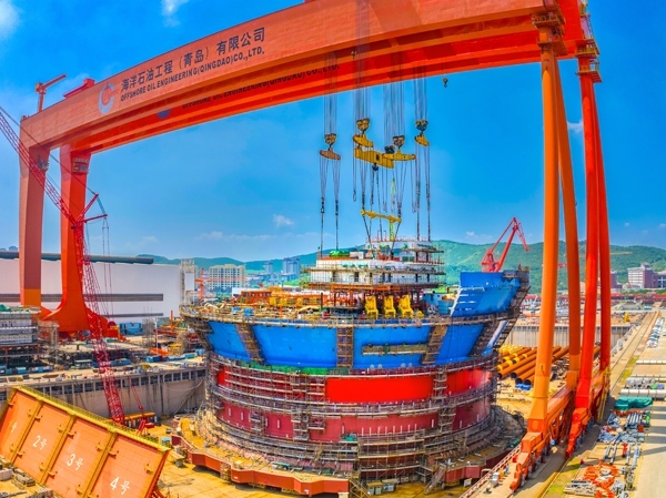 “?？惶?hào)”通過(guò)雙龍門(mén)吊進(jìn)行總裝。侯憲鵬攝