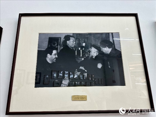 萬徒勒里（左一）與艾青、蕭三、齊白石的老照片。人民網(wǎng)記者 周雨攝