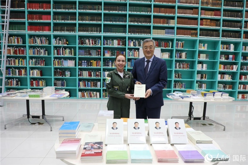 授課后，中國(guó)駐巴西大使祝青橋向巴西高等防務(wù)學(xué)院圖書(shū)館捐贈(zèng)了150本書(shū)籍。圖為祝青橋和巴西高等防務(wù)學(xué)院院長(zhǎng)卡拉·利里奧·馬丁斯在圖書(shū)捐贈(zèng)儀式上。 人民網(wǎng)記者 陳一鳴攝