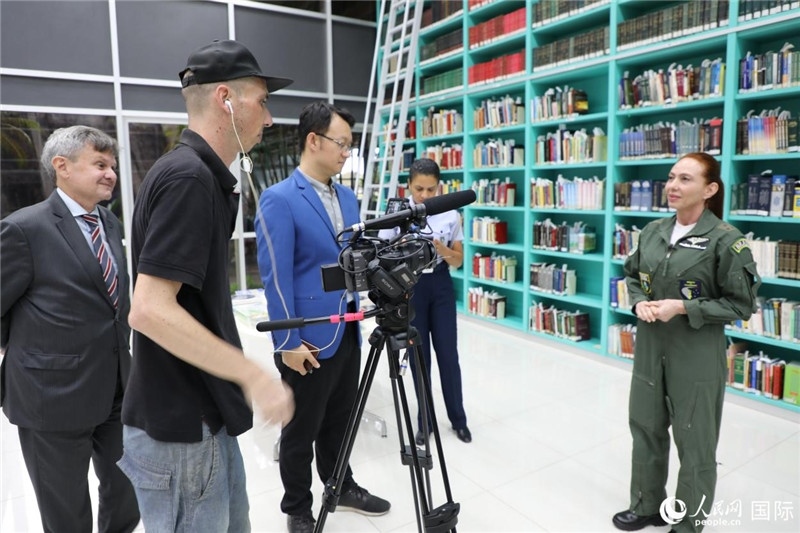 巴西高等防務(wù)學(xué)院院長(zhǎng)卡拉·利里奧·馬丁斯接受了人民網(wǎng)的視頻采訪。 人民網(wǎng)記者 陳一鳴攝