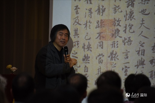 國家畫院王東聲教授介紹中國書法作品。人民網(wǎng)記者 殷淼攝