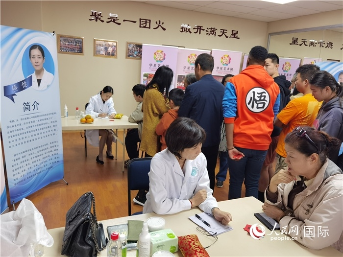 中醫(yī)專家為當(dāng)?shù)厝A僑華人提供中醫(yī)咨詢和診療服務(wù)。 （本報(bào)記者 楊謳 攝）