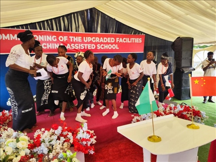 師生們載歌載舞。駐尼日利亞使館供圖