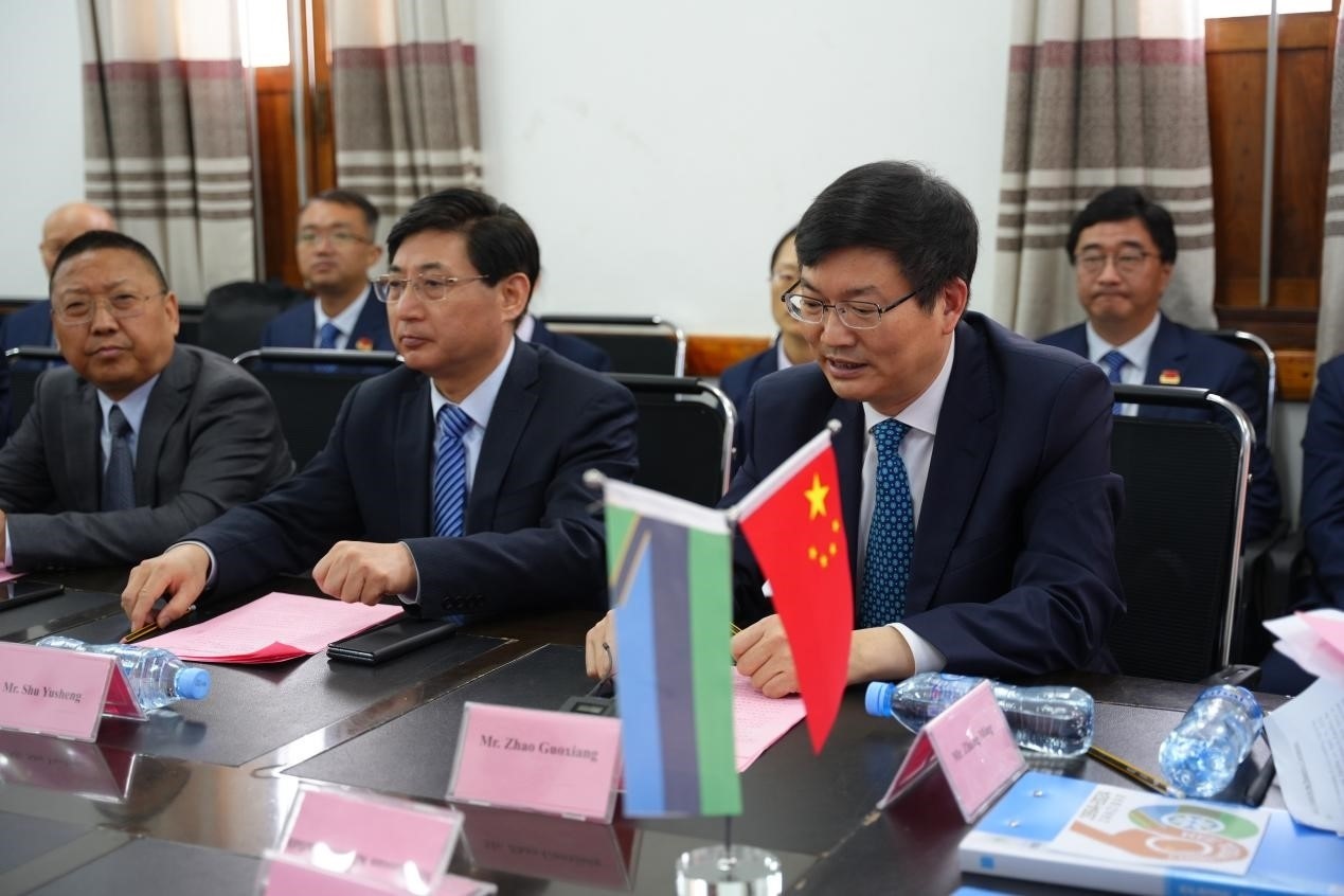 揚(yáng)州市衛(wèi)健委黨委書記趙國祥在衛(wèi)生部捐贈儀式上發(fā)言。中國援桑醫(yī)療隊(duì)供圖