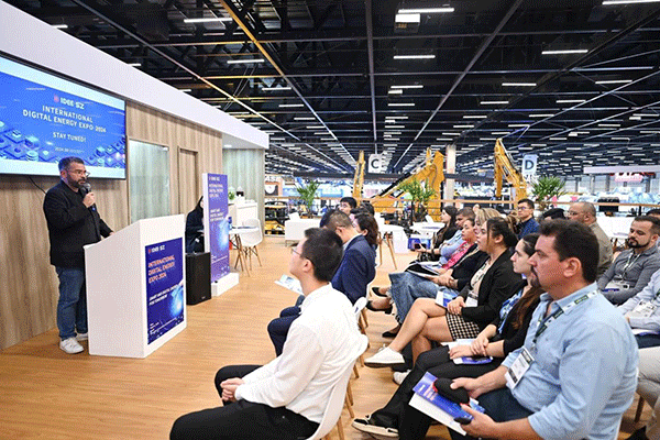 當?shù)貢r間4月26日，深圳市發(fā)展和改革委員會在巴西圣保羅國際工程機械及礦山機械展上舉行專題推介會，介紹將于今年下半年在深圳市舉辦的2024國際數(shù)字能源展。 2024國際數(shù)字能源展組委會供圖