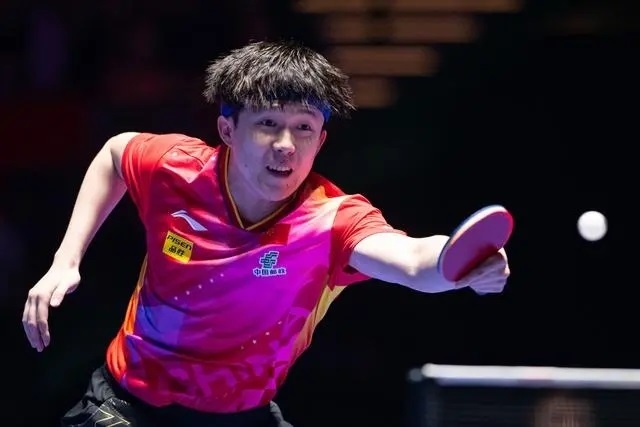 2024年4月15日，王楚欽在澳門世界杯比賽中回球。新華社記者 張金加攝