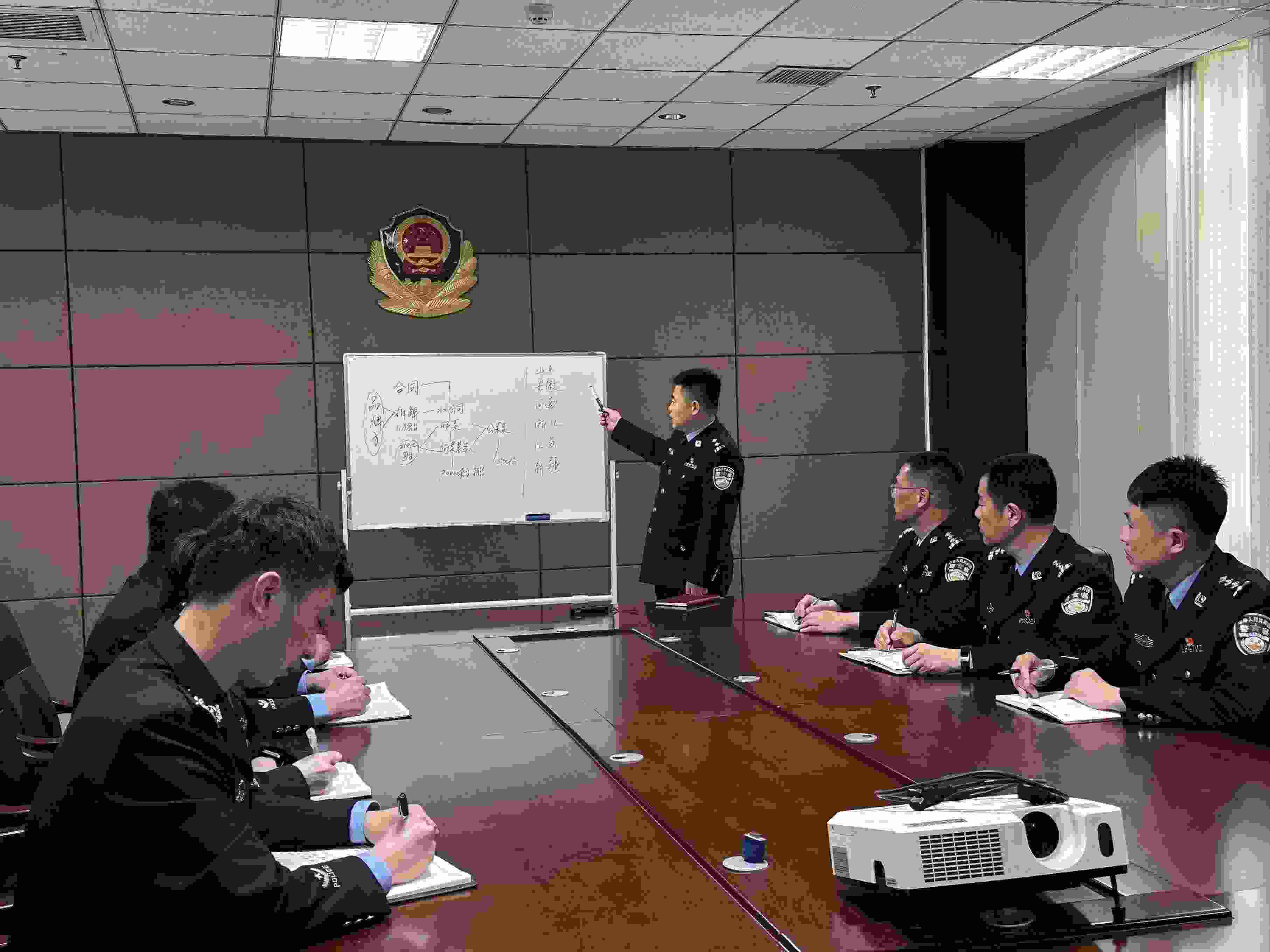 專案組辦案民警介紹案情。人民網(wǎng)記者 郝萍攝