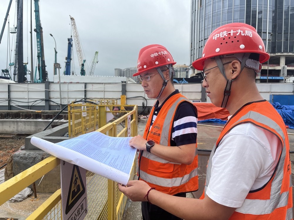 2024年4月26日，深圳市五一勞動(dòng)獎(jiǎng)?wù)芦@得者、中鐵十九局軌道公司項(xiàng)目副經(jīng)理夏荔（左）在穗莞深城際鐵路前皇段皇崗口岸站建設(shè)現(xiàn)場(chǎng)忙碌。新華社發(fā)