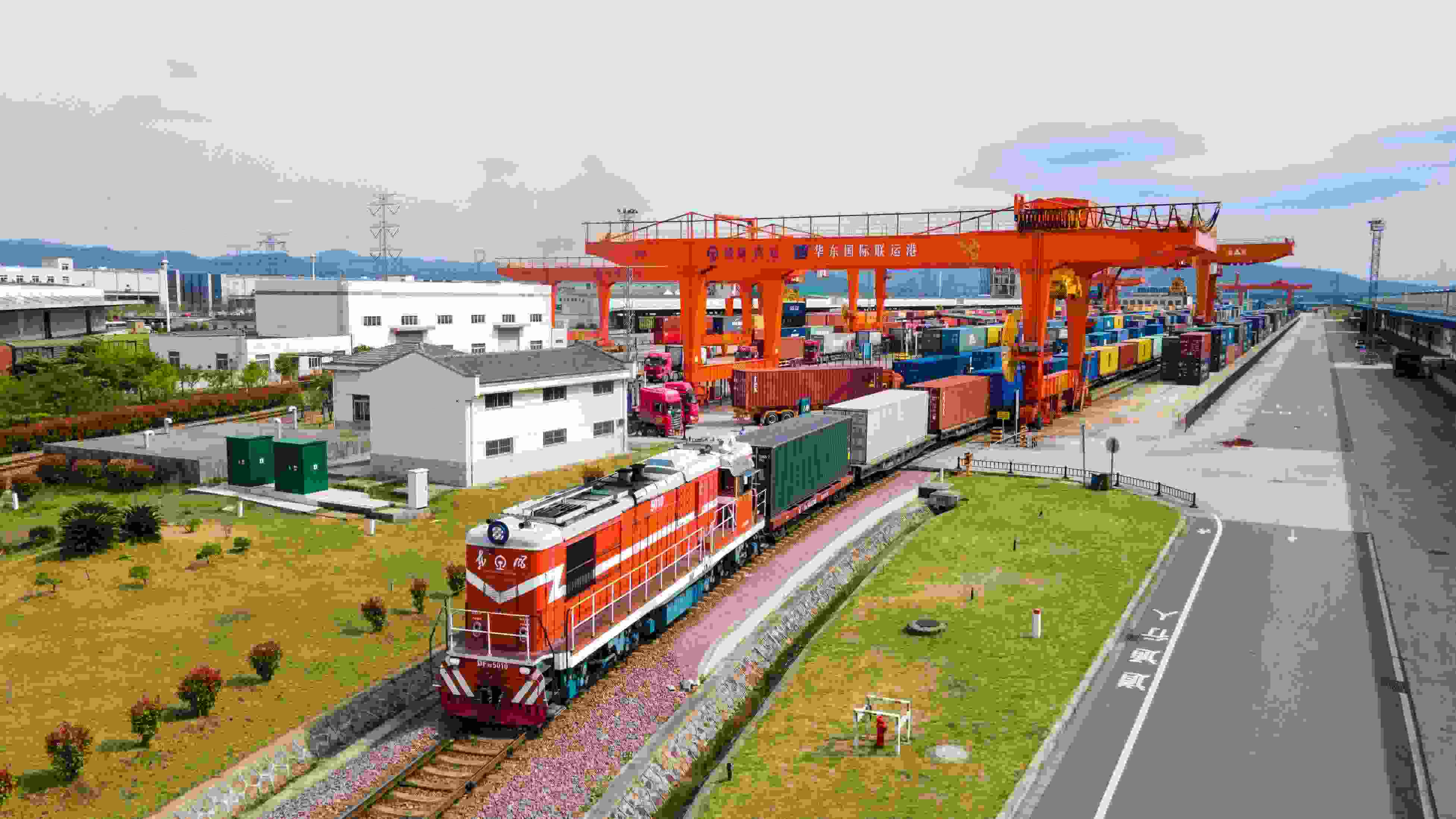 △2024年4月1日，浙江省金華華東國際聯(lián)運港，一列中歐班列裝載110個標箱日用百貨、電動工具、機械裝備等貨物從鐵路金華南貨場啟程駛往匈牙利布達佩斯。