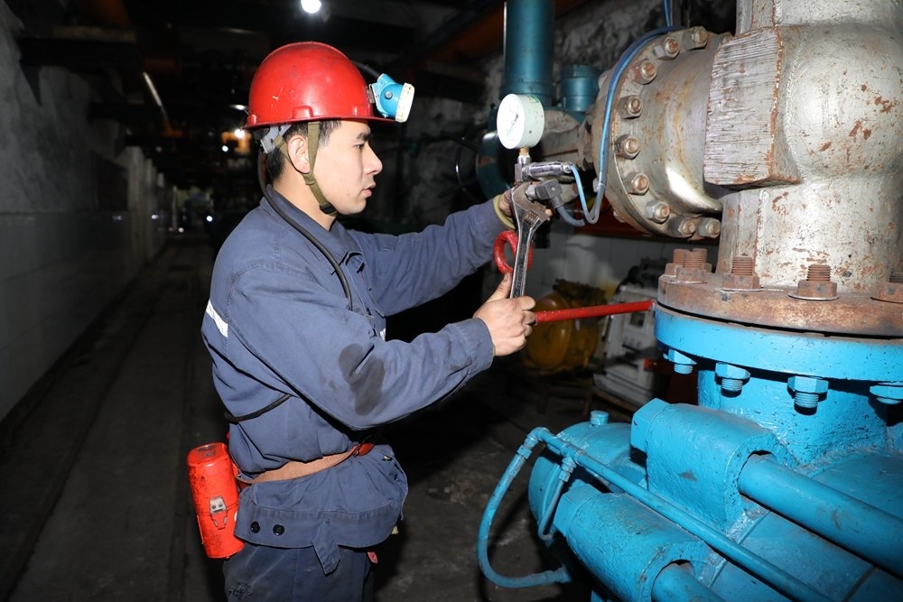 2024年4月30日，冀中能源峰峰集團(tuán)新屯礦機(jī)電區(qū)副區(qū)長(zhǎng)顧博在井下泵房檢修水泵。新華社發(fā)