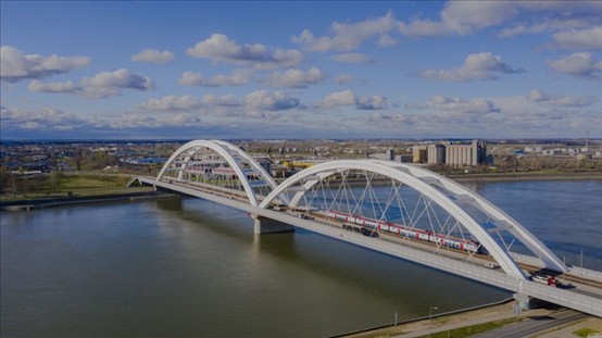 △2024年3月12日，一列火車運行在匈塞鐵路塞爾維亞境內貝諾段諾維薩德多瑙河大橋上。