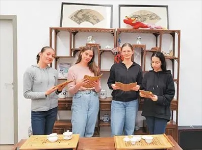 匈中雙語學(xué)校的學(xué)生胡靈月(左一)、宋智孝(右二)學(xué)習(xí)中國茶文化。