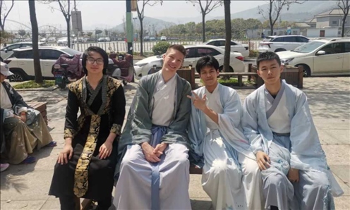 匈牙利學(xué)生與襄陽三十六中學(xué)生友好交流。