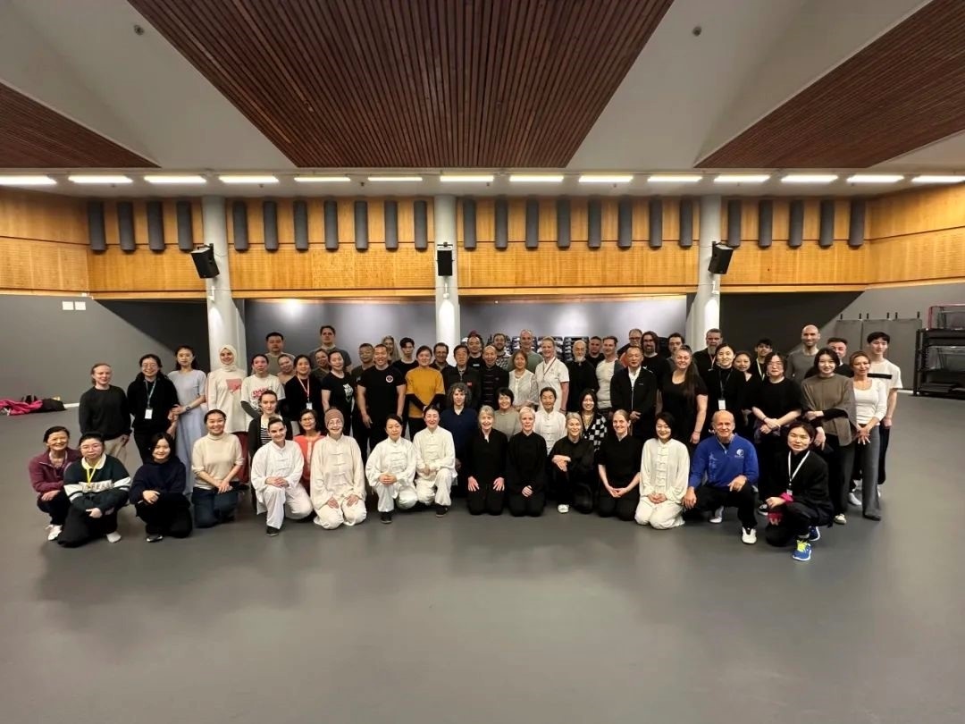 陳正雷老師與培訓(xùn)班全體學(xué)員合影留念。斯德哥爾摩中國文化中心供圖