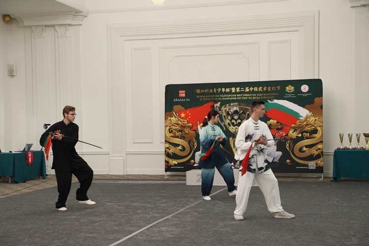 武術(shù)愛好者現(xiàn)場(chǎng)表演。索非亞中國文化中心供圖