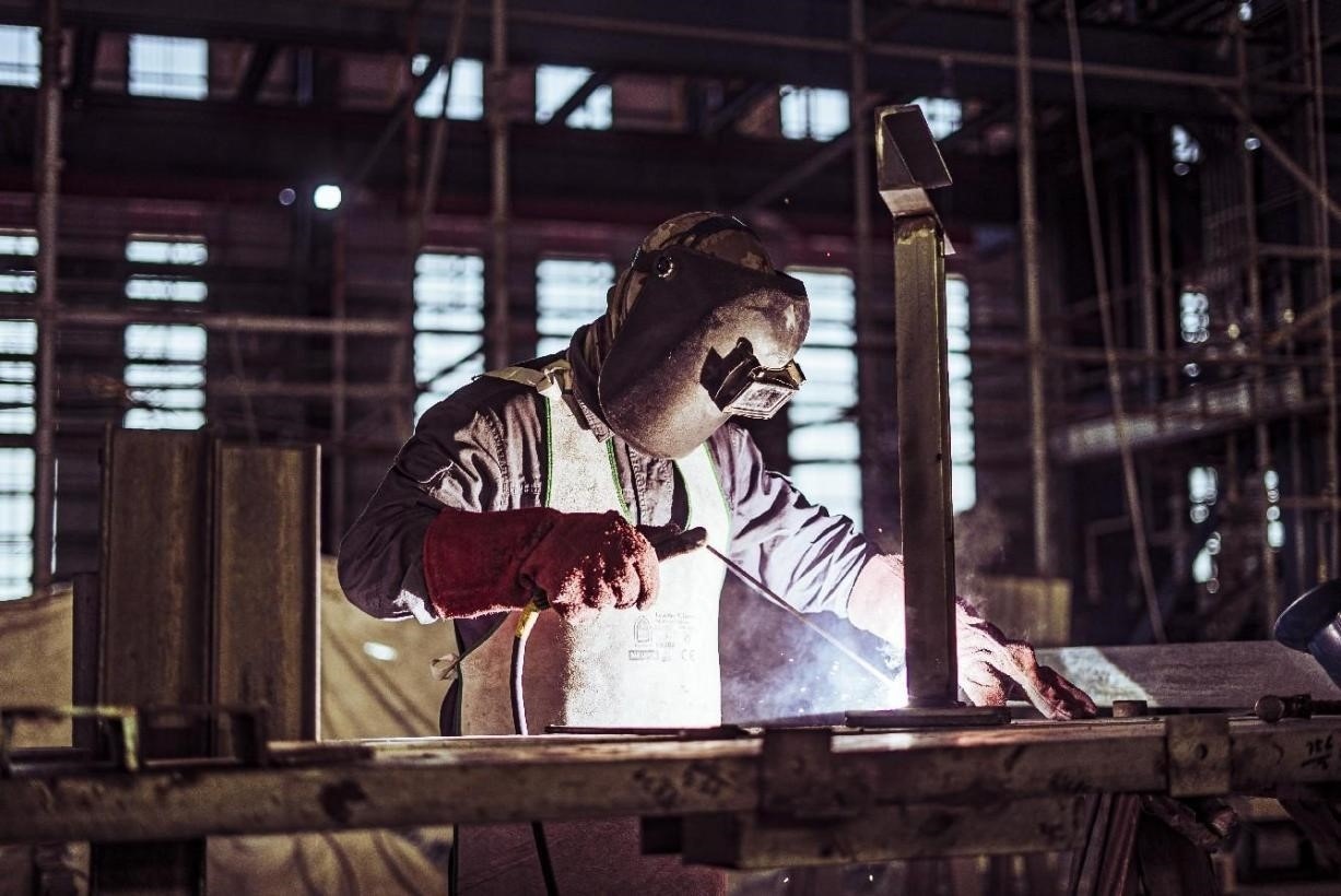 工人在沙特國王港項目現(xiàn)場進行焊接操作。山東電建供圖