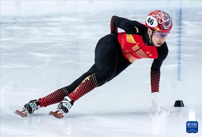 2024年2月18日，第十四屆全國(guó)冬季運(yùn)動(dòng)會(huì)短道速滑（公開(kāi)組）男子1000米決賽，孫龍奪得冠軍，圖為吉林隊(duì)選手孫龍?jiān)诒荣愔?。新華社記者 李博 攝