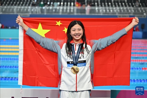 2024年2月13日，2024年世界游泳錦標(biāo)賽游泳項(xiàng)目女子100米蛙泳決賽在卡塔爾多哈舉行。圖為冠軍中國(guó)選手唐錢(qián)婷在頒獎(jiǎng)儀式后慶祝。新華社記者 薛宇舸 攝
