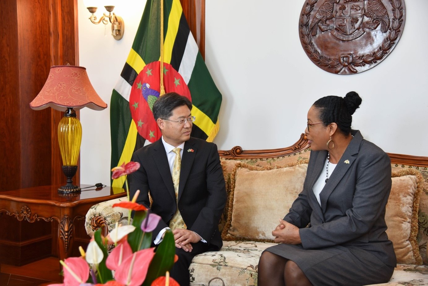 當?shù)貢r間5月3日，中國新任駐多米尼克大使儲茂明（左）向多總統(tǒng)伯頓遞交國書。 中國駐多米尼克大使館供圖