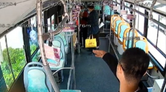 公交車上他一聲大吼！魏杰，好樣的！