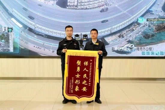 公交車上他一聲大吼！魏杰，好樣的！