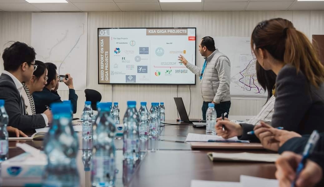 德亞（右三）在和員工開(kāi)會(huì)。中建中東沙特分公司供圖