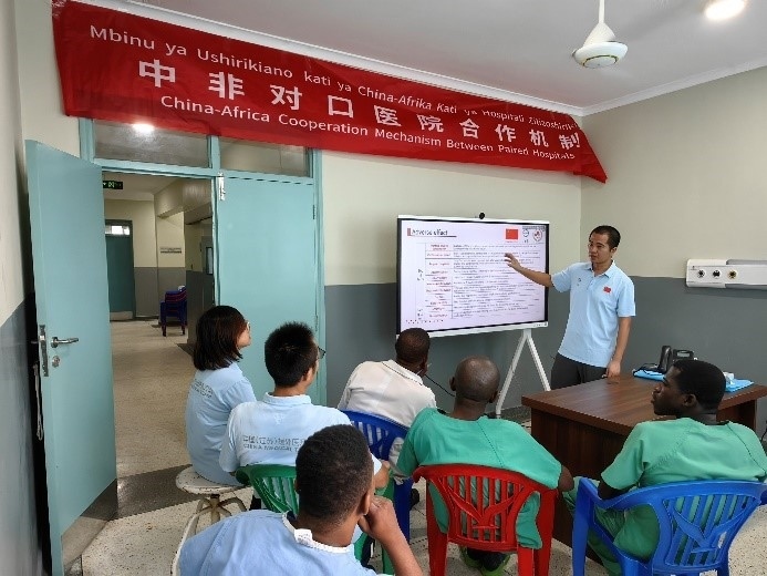 王林醫(yī)生開展術(shù)后疼痛管理的專題講座。中國（江蘇）第33期援桑給巴爾醫(yī)療隊(duì)供圖