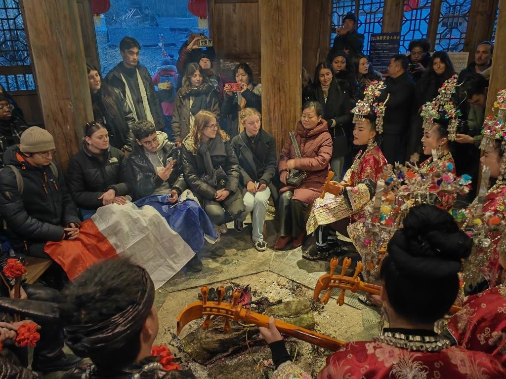 法國(guó)青年在榕江體驗(yàn)民俗文化。新華社記者 羅羽 攝