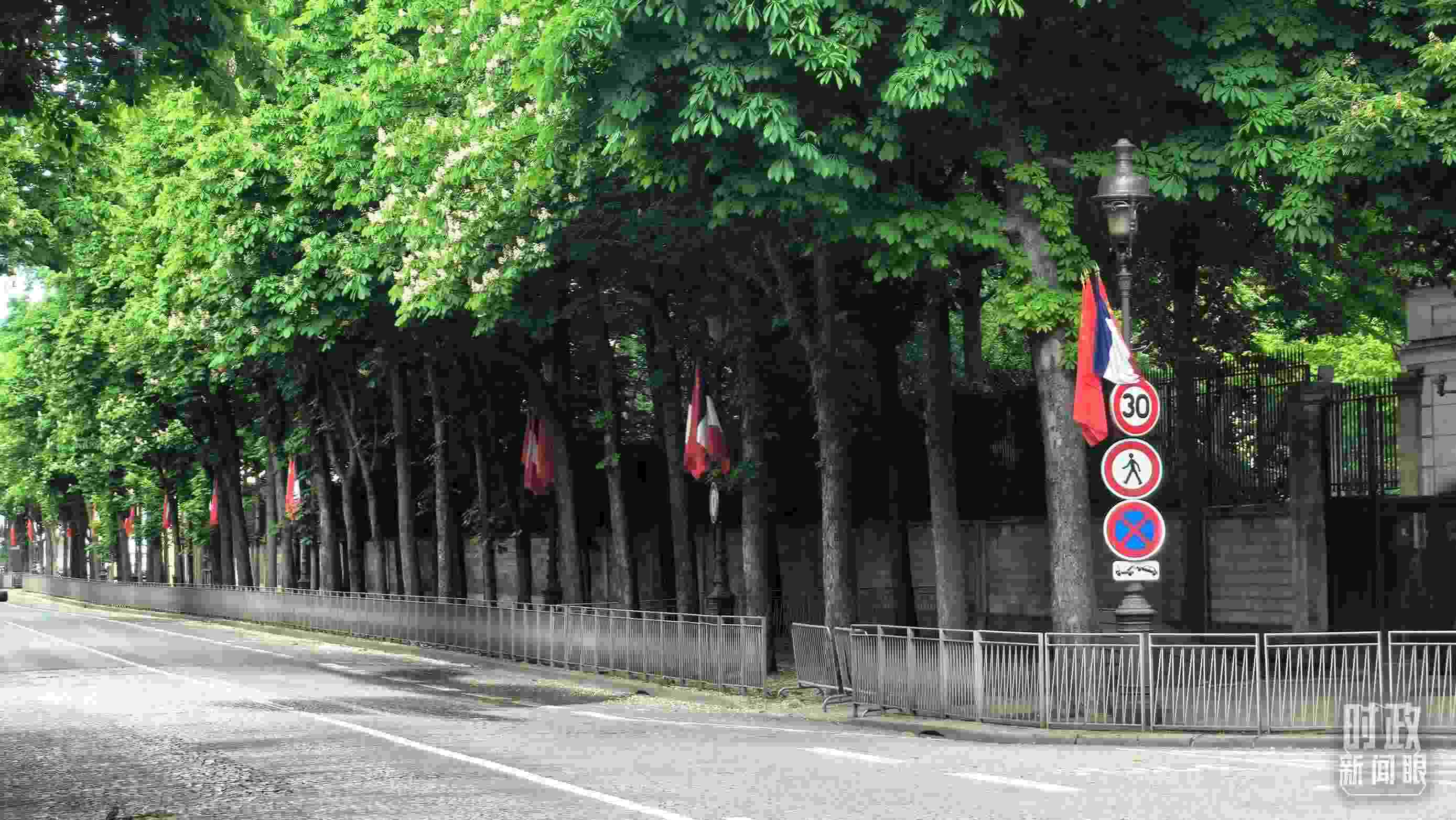 △巴黎道路兩側(cè)懸掛中法兩國國旗。（總臺央視記者鄂介甫拍攝）