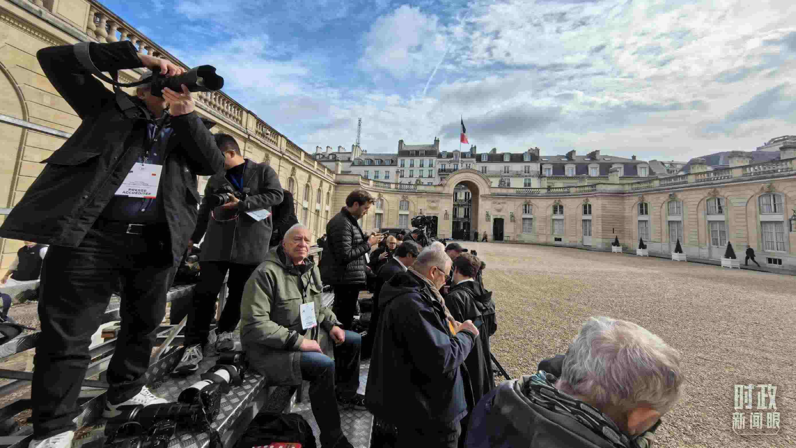 △媒體記者密切關(guān)注當天活動。（總臺央視記者陸泓宇拍攝）