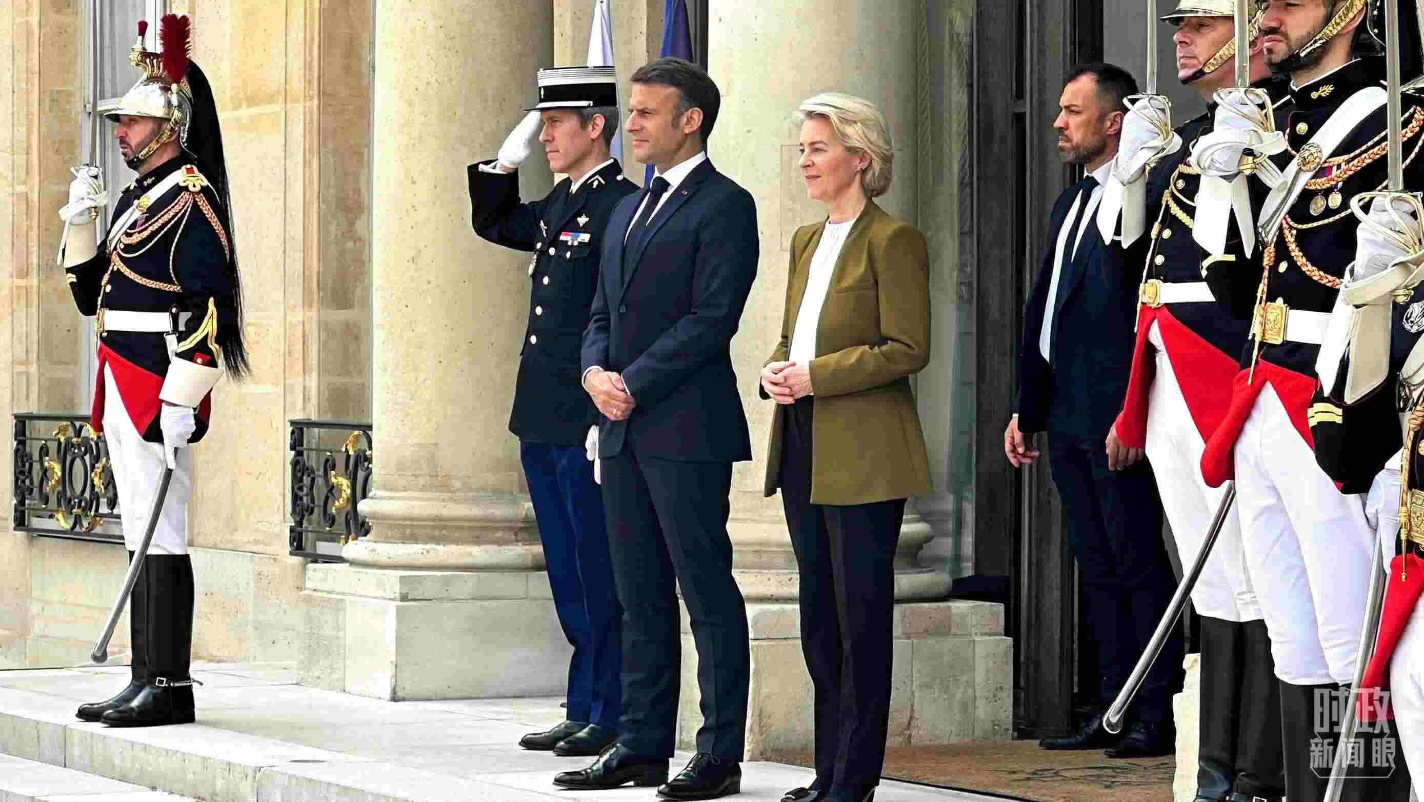 △中法歐領(lǐng)導(dǎo)人三方會晤后，馬克龍總統(tǒng)和馮德萊恩主席將習主席送至上車處。（總臺央視記者關(guān)舟拍攝）