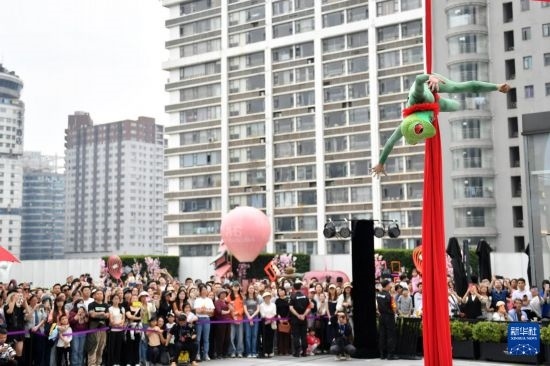 5月7日，演員在長(zhǎng)沙國(guó)金中心表演木偶劇。新華社記者 陳振海 攝